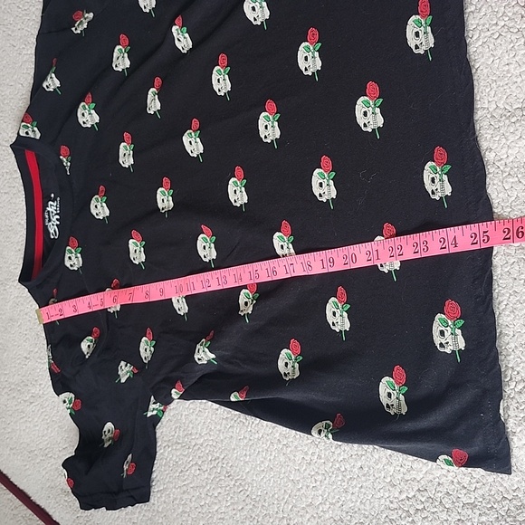 Eighty Eight Brand black tshirt with skull and rose pattern - Picture 6 of 6